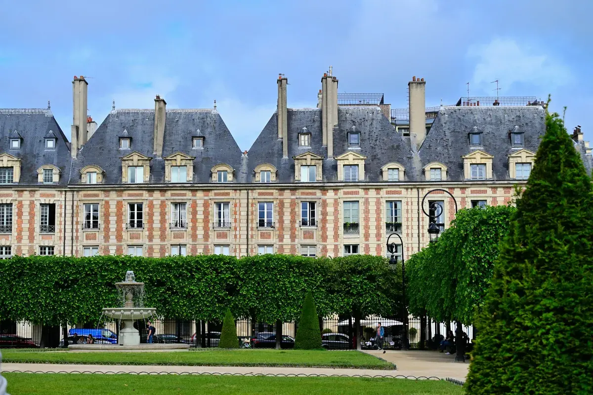 Garden and fountain of the Place des Vosges